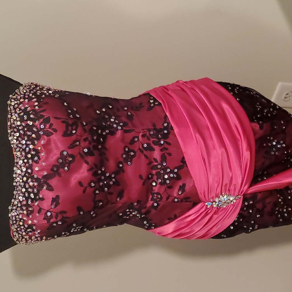 Tiffany Gown. Vintage Style. Sz. 6. Fuchsia & Black with train. Beautiful Gown! - Picture 4 of 5